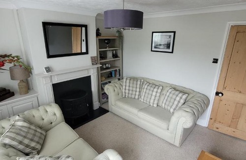 Caister-on-Sea House | Caister Cottage, beach 1 minute walk away