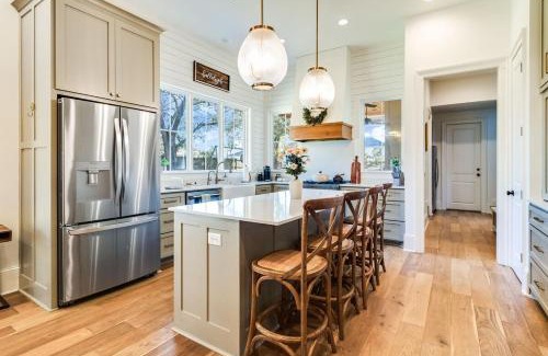 Lafayette Apartment | Cajun Country Retreat King Beds Patio Arcade Luxe