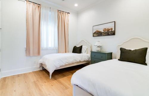 Lafayette Apartment | Cajun Country Retreat King Beds Patio Arcade Luxe