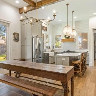 Lafayette Apartment | Cajun Country Retreat King Beds Patio Arcade Luxe