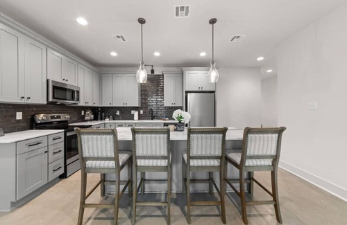 Lafayette House | Cajun French House*2 King Beds*Fast Wi-Fi*Garage