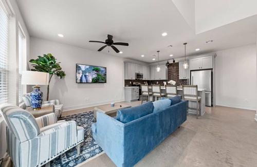 Lafayette House | Cajun French House*2 King Beds*Fast Wi-Fi*Garage