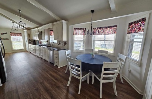 Lake Charles House | CAJUN OASIS 6br Retreat w/pool 3mi from Casinos and Interstate 210