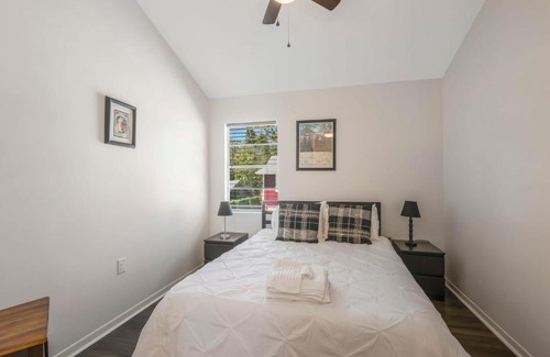 Lafayette Apartment | Cajun Stays Challenger B with Pool Sauna