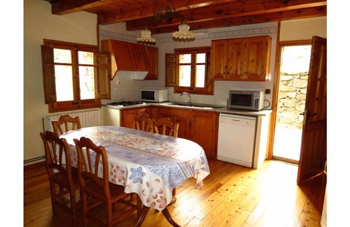 Fornells de la Muntanya Cottage | Cal Mestre. Cottage (5 adults)