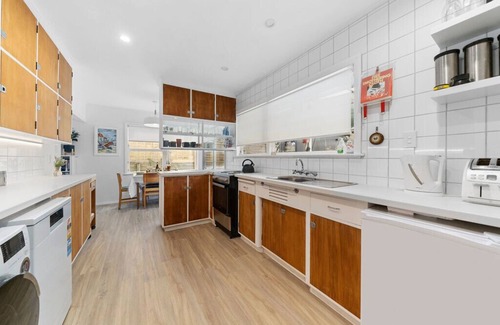 Waikanae Cottage | Calapso Cottage - Waikanae Beach Holiday Home