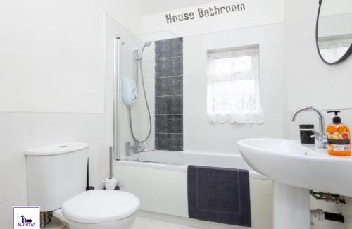 Stanley House | Calder Canal by Alt-Stay - Peaceful 3 Bed Canal Side Cottage Contractor and Relocation Accommodation Wakefield with Stunning Views, Parking, Kitchen, Laundry, Smart TV and Wi Fi - Weekly and Monthly Rates