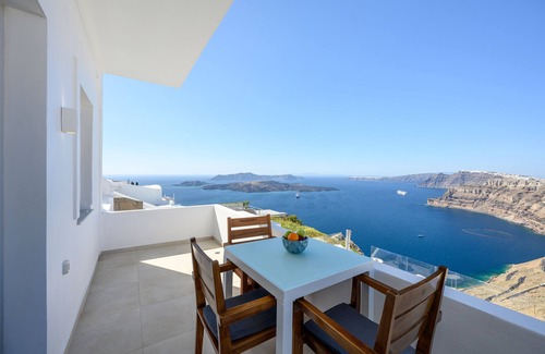 Megalochori House | Caldera St. Spectacular view of Santorini's caldera