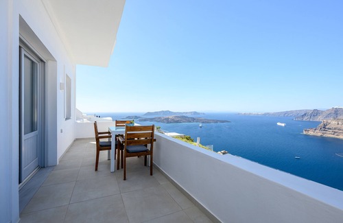 Megalochori House | Caldera St. Spectacular view of Santorini's caldera