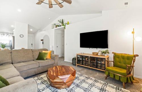 Caldwell House | Caldwell Ruby Tuesday! 60's Inspired comfort 3B2B
