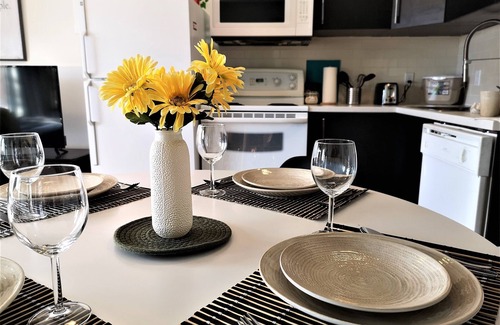 Tuscany Apartment | 💟Calgary 5 🌟STYLISH 2️⃣ BR DT/UC/BANFF/COP 🀄