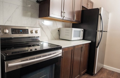 Sunnyside House | Calgary's Riverfront Gem: 3-Bed Suite Escape