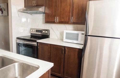 Sunnyside House | Calgary's Riverfront Gem: 3-Bed Suite Escape
