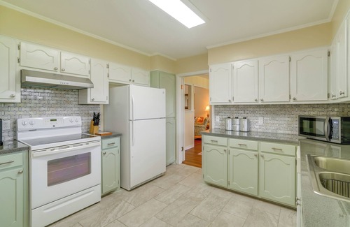 Calhoun House | Calhoun Home w/Spacious Interior & Backyard!