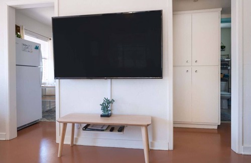 Blenman-Elm House | Cali 2BR Getaway – Firepit, Yard & Spring Charm