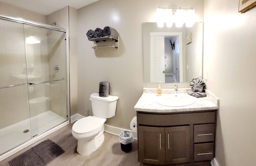 Medical Mile Apartment | Cali-King bed 86"TV downtown next to Medical Mile.