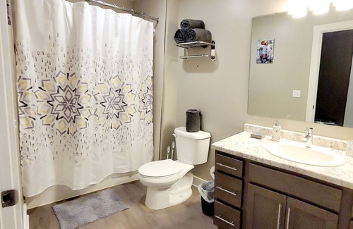 Medical Mile Apartment | Cali-King bed 86"TV downtown next to Medical Mile.