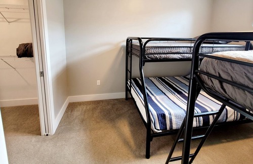 Medical Mile Apartment | Cali-King bed 86"TV downtown next to Medical Mile.