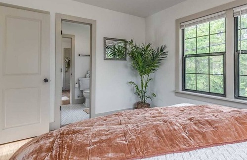 Central Oklahoma City Apartment | Cali-King Bed Perfect for Monthly Renting. OUHSC