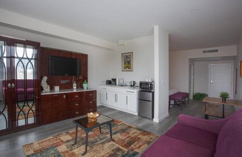 Bankers Hill Apartment | Cali King Size One Bedroom Luxurious Suite in DTSD