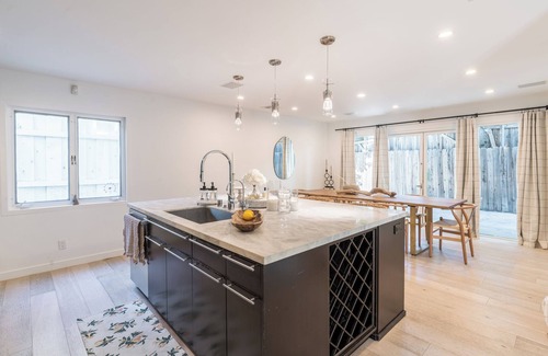 Woodland Hills House | Cali Luxury Dream Hideaway + Guest Suite