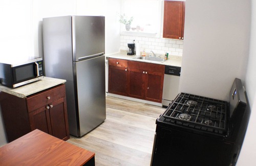 Marshall-Shadeland Apartment | California Ave Quarters-2 Bedroom w/Easy Parking!