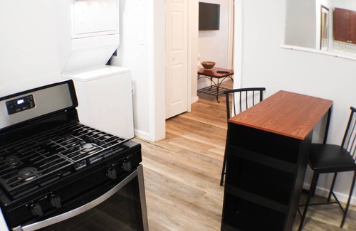 Marshall-Shadeland Apartment | California Ave Quarters-2 Bedroom w/Easy Parking!