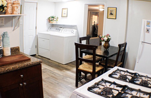 Marshall-Shadeland Apartment | California Ave Quarters–Updated 2BR Near Downtown
