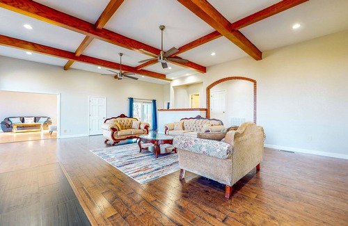 Brentwood House | California Countryside Estate - Pool, 22 Rooms