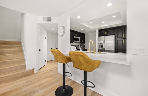 Mission Viejo House | California Dreaming: Chic Retreat in Orange County's Prime Location!