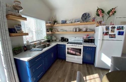 Tracy Cottage | California themed 1 bedroom 1 bath, fully furnished cottage with private entry.