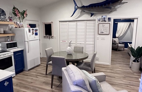 Tracy Cottage | California themed 1 bedroom 1 bath, fully furnished cottage with private entry.