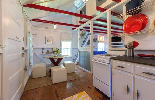 Minnesott Beach Cottage | Call My Bluff- Quaint Cottage Overlooking the Neuse River. Honeymoon perfect!