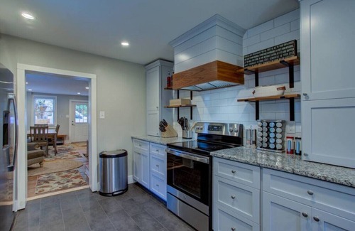 Salunga House | Calla Lily Farmhouse w/Creekview by Nook