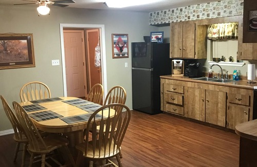 Murchison Cabin | Callender Lake Cabin near Canton Trade Days and Artsy Edom,TX
