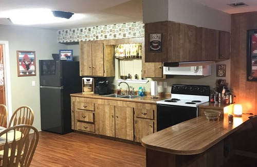 Murchison Cabin | Callender Lake Cabin near Canton Trade Days and Artsy Edom,TX