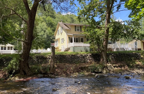 Hortonville House | Callicoon Creekside Farmhouse