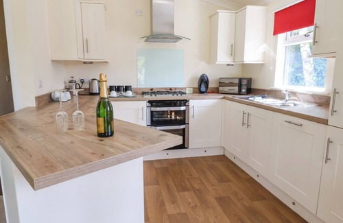 Upper Battlefield Cottage | CALLOW LODGE 22, pet friendly, with pool in Beaconsfield Holiday Park