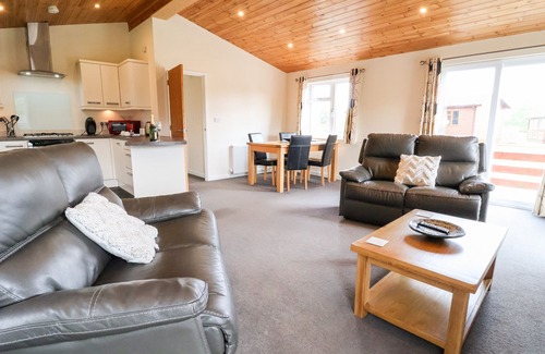 Upper Battlefield Cottage | CALLOW LODGE 5, pet friendly, with pool in Beaconsfield Holiday Park