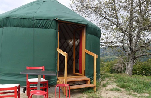 Laprugne Cabin | Calm and cocooning, the Yourte Coquelicot in Auvergne