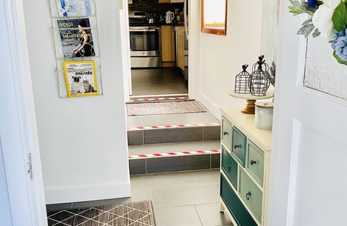 St. Johns House | Calm and Quiet 1-Bedroom, 1 Bath Guest Suite in NP, Fast Wi-Fi, Garden Oasis