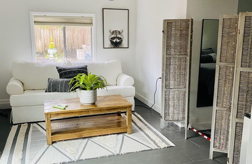 St. Johns House | Calm and Quiet 1-Bedroom, 1 Bath Guest Suite in NP, Fast Wi-Fi, Garden Oasis