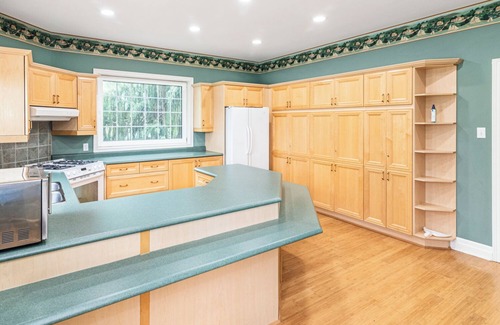 Hamilton House | Calm and Rustic Countryside Cottage/Farmhouse Retreat for Groups – Sleeps 13