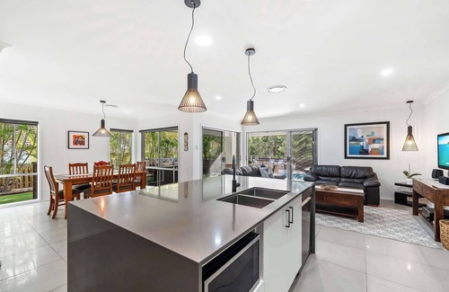Upper Coomera House | Calm By Khove Summary