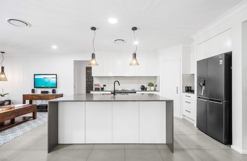 Upper Coomera House | Calm By Khove Summary