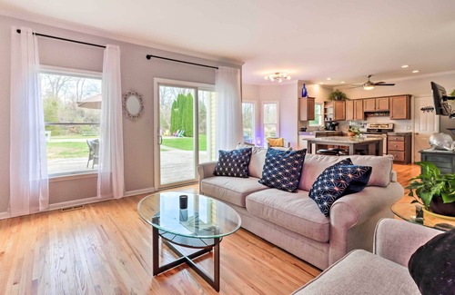 Columbia House | Calm Columbia Haven: Outdoor Pool, Hot Tub!
