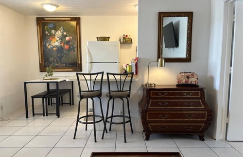 Victoria Park Apartment | Calm Cove - Prime Location w Rustic Design