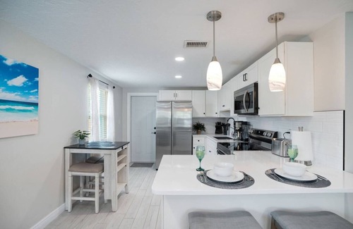 Bayshore Gardens House | Calm Sea Cottage: New Renovation, Modern 2BR