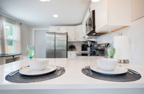 Bayshore Gardens House | Calm Sea Cottage: New Renovation, Modern 2BR