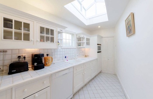 Barnes Cottage | Calm & Spacious Cottage in Barnes Village SW13, 30 Minutes from Downtown London